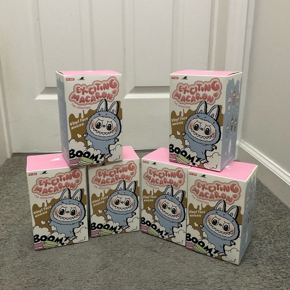 Labubu 'Exciting Macaron' Plush Pendant - Confirmed Green Grape - Picture 2 of 3